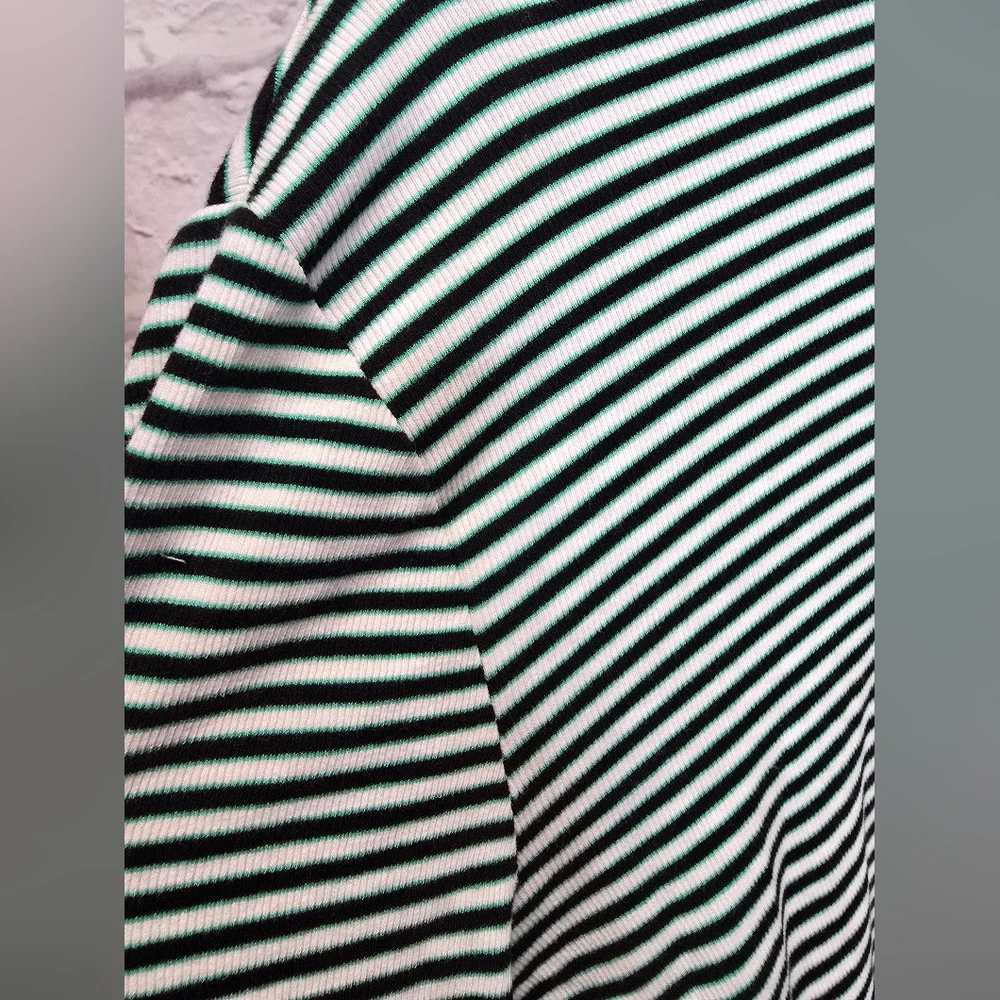 MWat Levi's Dreamy Turtleneck Crop Top Size 3X - Picture 5 of 5